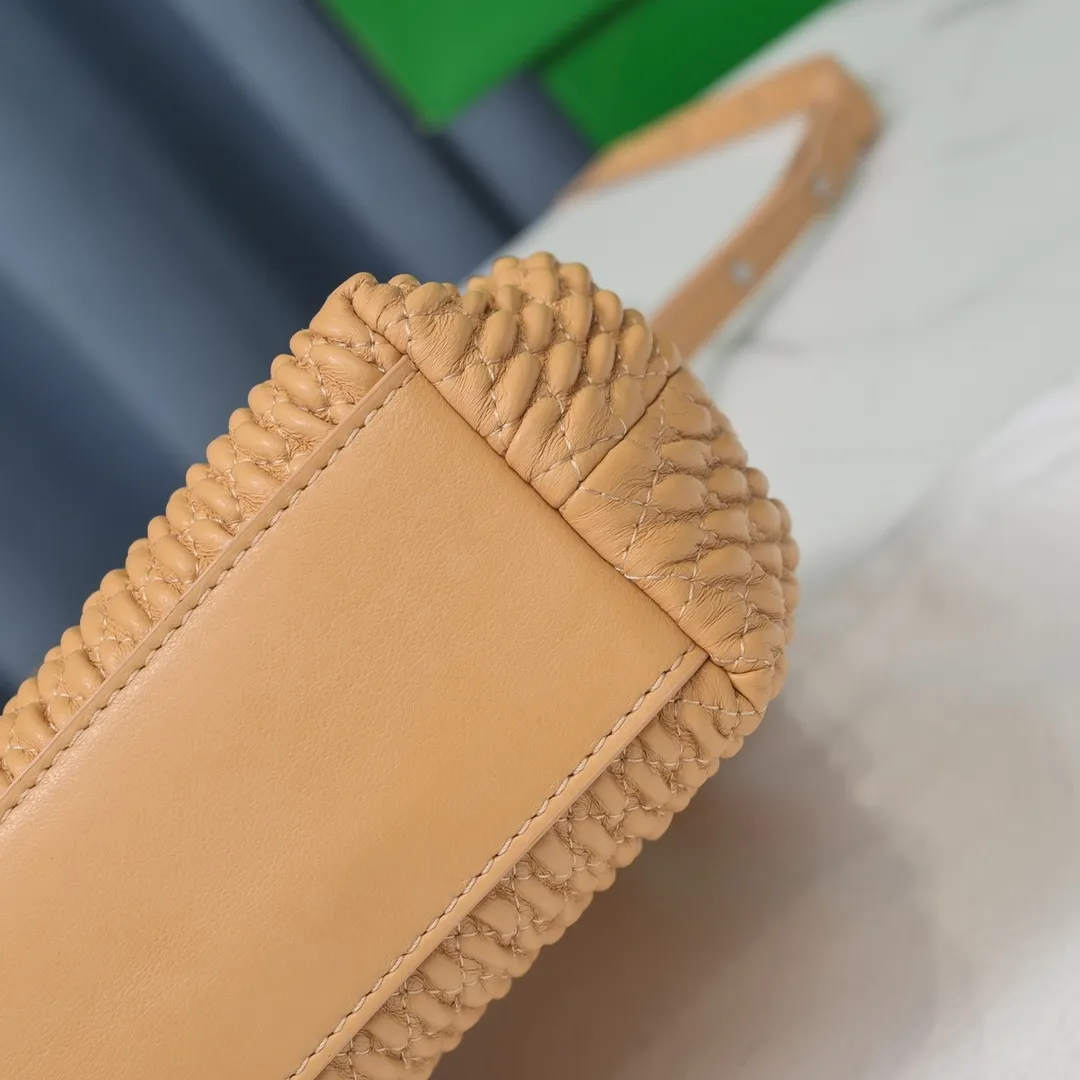 B's new POINT handbag, sheepskin and Losange quilted leather handbag, and the position of the triangular handle also hides a magnet opening and closing design, very retro, replacing the conventional zipper but still leaving enough privacy, with long shoulder straps across the diagonal It has a lazy feel and a full sense of high-end, which will win the hearts of girls~ New style for spring and summer, V-shaped handle design~ Simple and cool, the wind blows~ The size of this mini triangle bag: 24*16*8, model # "6908-1"